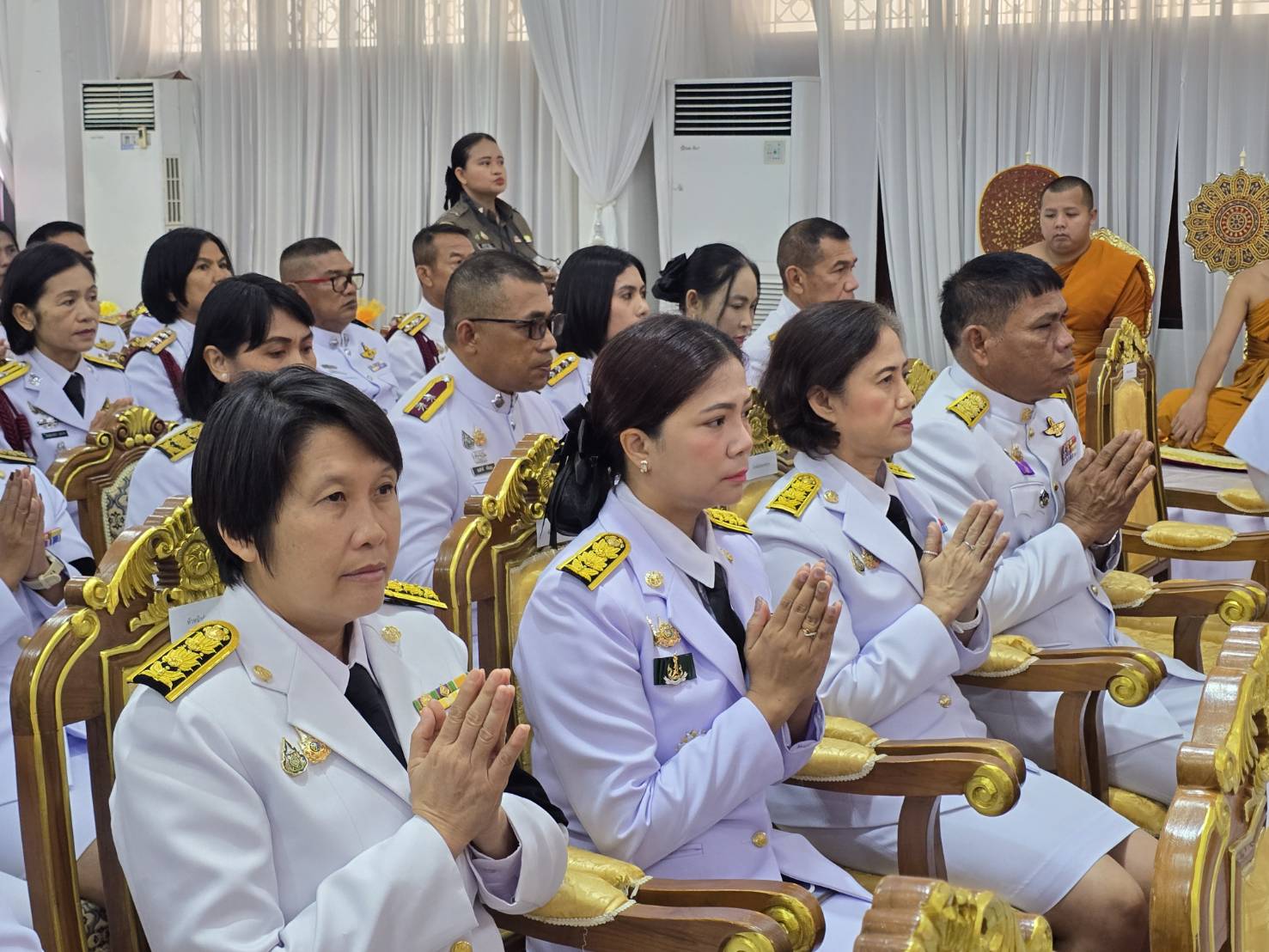 title - ปฏิรูปที่ดินจังหวัดเพชรบุรี พร้อมด้วยเจ้าหน้าที่ส.ป.ก.เพชรบุรี ร่วมพิธีบำเพ็ญกุศลสัตตมวาร (7 วัน) และทำบุญตักบาตร อุทิศถวายพระกุศลแด่ สมเด็จพระเจ้าลูกเธอ เจ้าฟ้าพัชรกิติยาภา นเรนทิราเทพยวดี กรมหลวงราชสาริณีสิริพัชร มหาวัชรราชธิดา